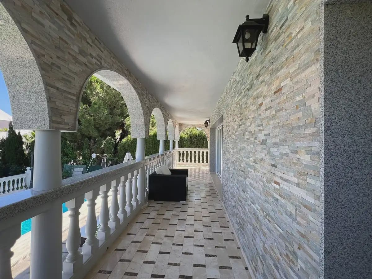 4 Zimmer Villa zu verkaufen in Marbella mit Pool Garage - 1.190.000 € (Ref: 9950797)