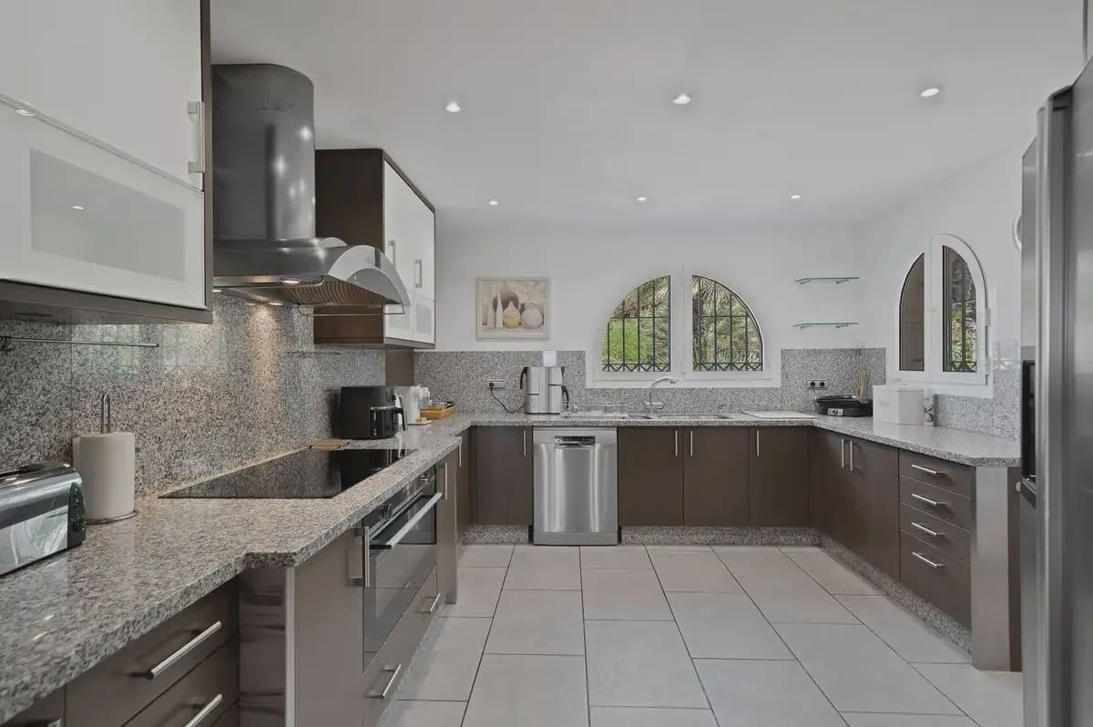 6 slaapkamer Villa te koop in Marbella met zwembad garage - € 2.800.000 (Ref: 9972330)