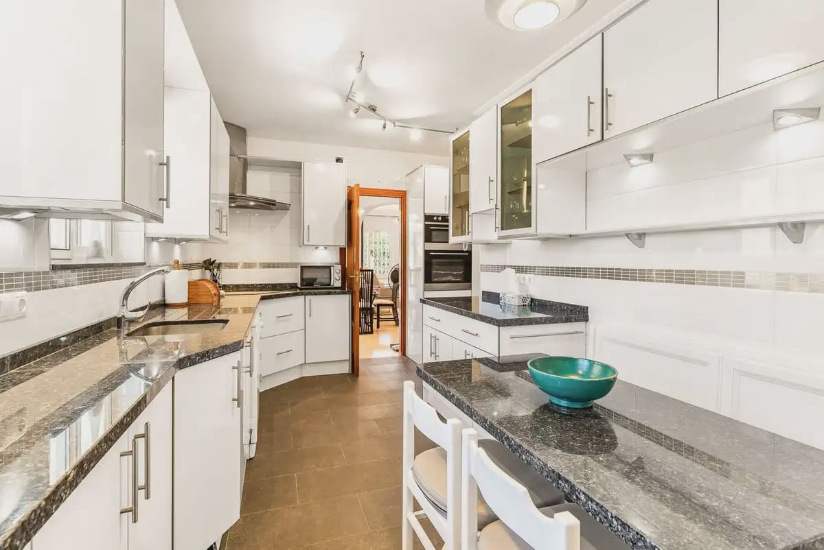 5 bedroom Villa for sale in Mijas with pool garage - € 1,350,000 (Ref: 9973541)