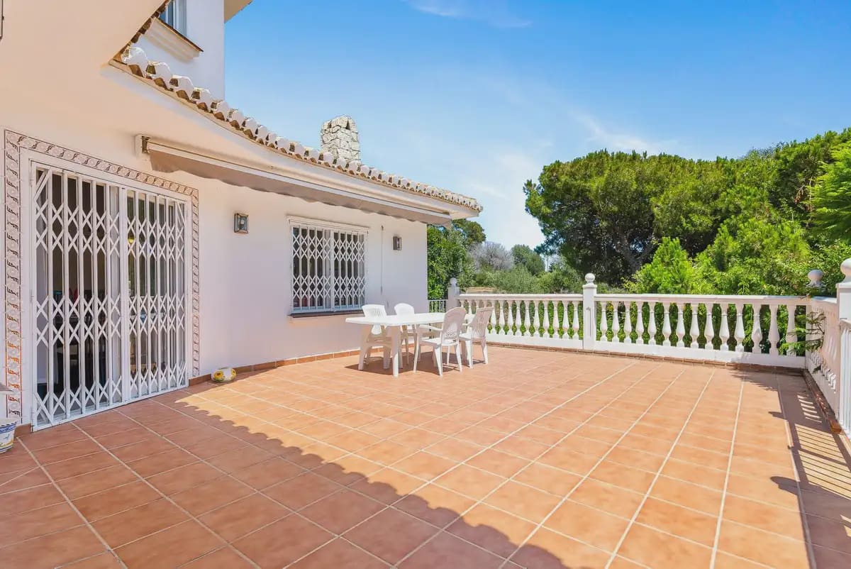5 bedroom Villa for sale in Mijas with pool garage - € 1,350,000 (Ref: 9973541)