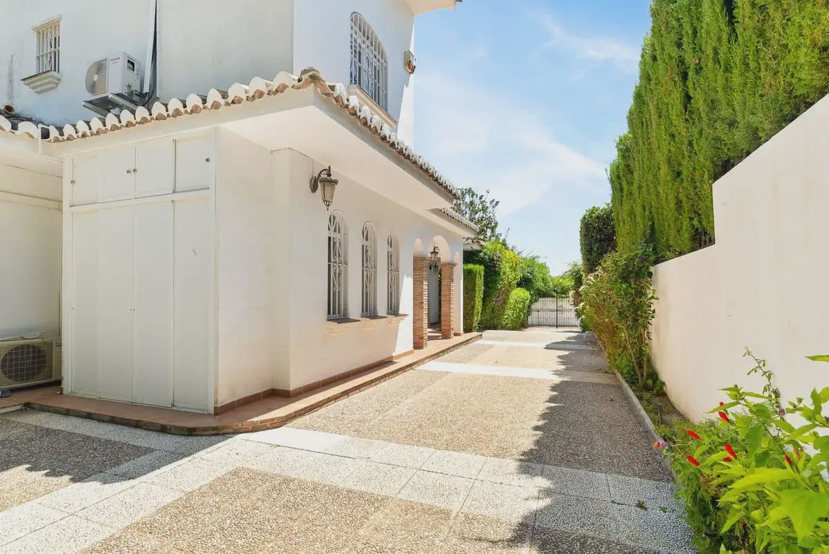 5 bedroom Villa for sale in Mijas with pool garage - € 1,350,000 (Ref: 9973541)