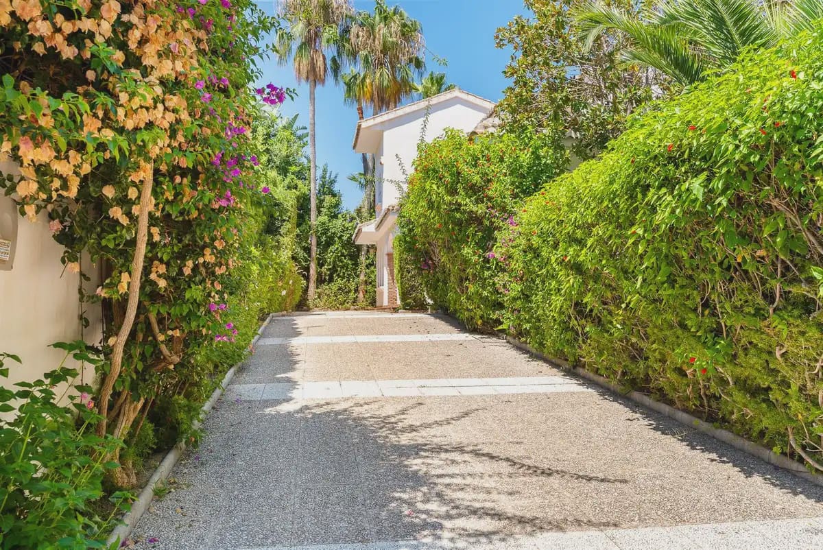 5 bedroom Villa for sale in Mijas with pool garage - € 1,350,000 (Ref: 9973541)