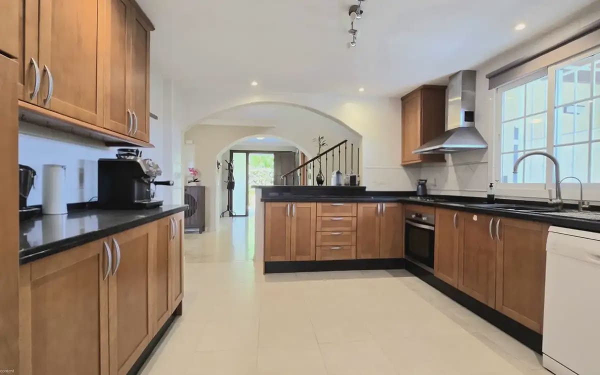 5 bedroom Villa for sale in Mijas with pool garage - € 890,000 (Ref: 9973542)