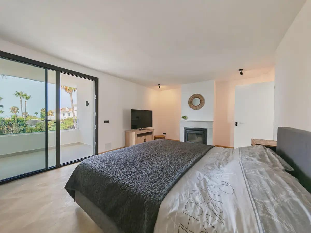 8 sypialnia Willa na sprzedaż w Marbella z basenem garażem - 2 450 000 € (Ref: 9979118)