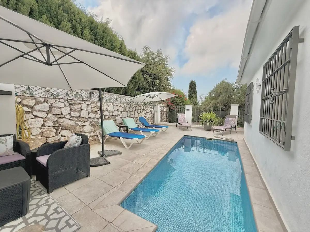 3 soverom Kjedet enebolig til salgs i Benalmadena med svømmebasseng garasje - € 625 000 (Ref: 9983342)