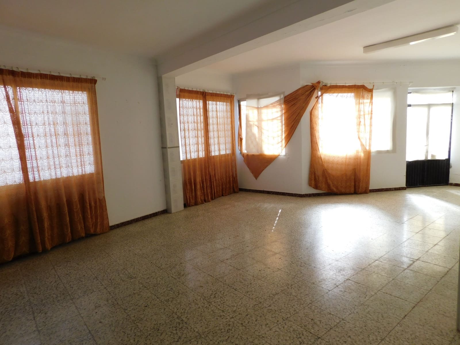 Kaupallinen myytävänä paikassa Torrox - 155 000 € (Ref: 5119124)