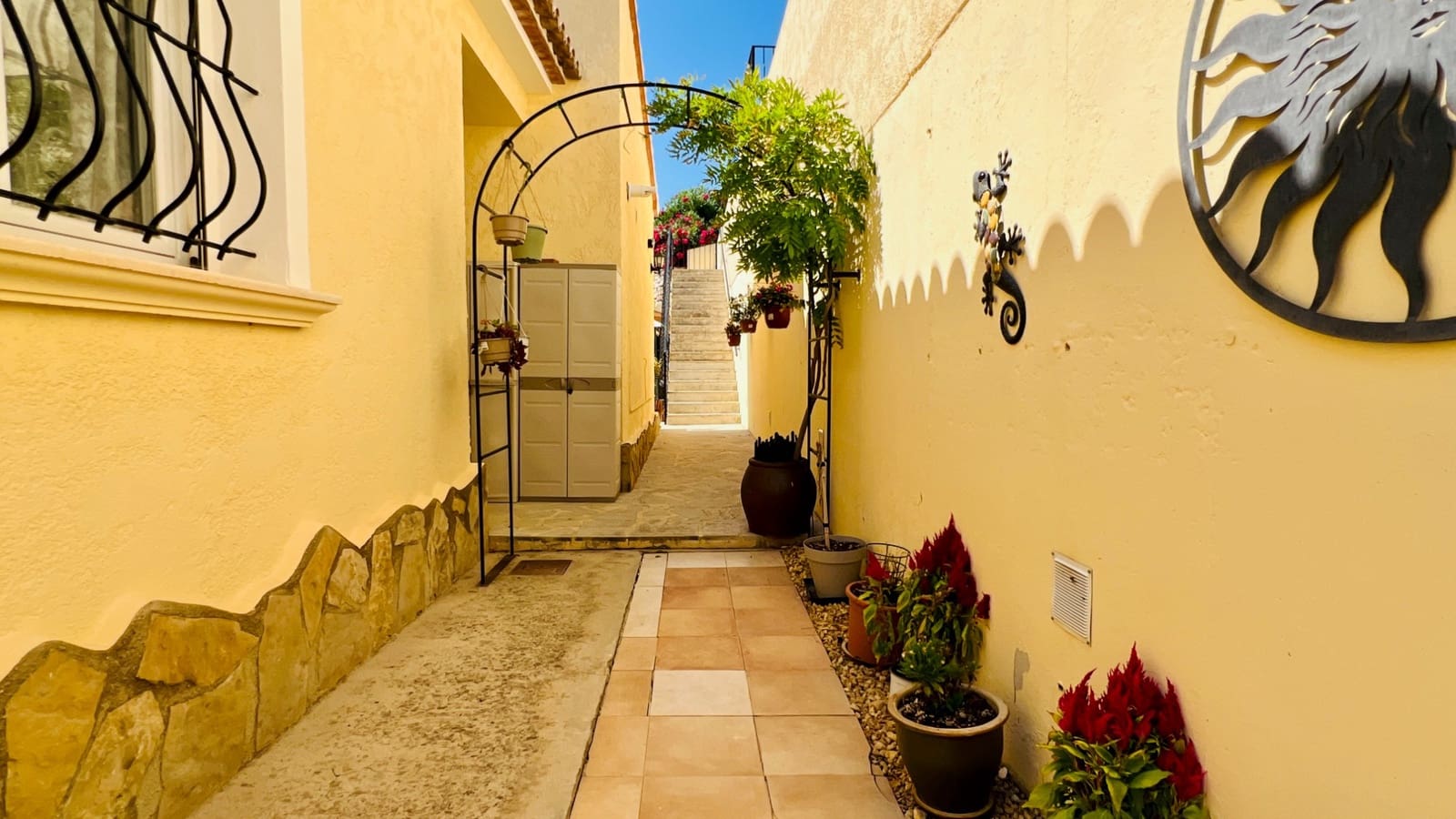 3 bedroom Villa for sale in Benitachell / Benitatxell with pool - € 430,000 (Ref: 9105553)