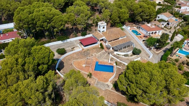 6 makuuhuone Huvila myytävänä paikassa Benissa mukana uima-altaan 
autotalli - 1 050 000 € (Ref: 9176887)