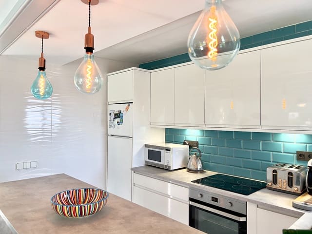 3 makuuhuone Huvila myytävänä paikassa Moravit - Cap Blanc, Teulada-Moraira mukana uima-altaan 
autotalli - 595 000 € (Ref: 9580364)