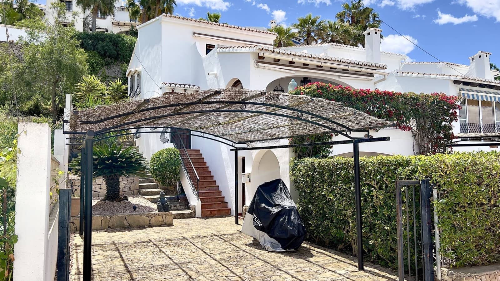 2 bedroom Villa for sale in Moraira with pool - € 435,000 (Ref: 9818450)