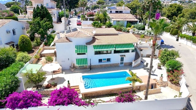 Chalet de 3 habitaciones en Pinar del Advocat - Cometa, Teulada-Moraira en venta con piscina garaje - 825.000 € (Ref: 9918873)
