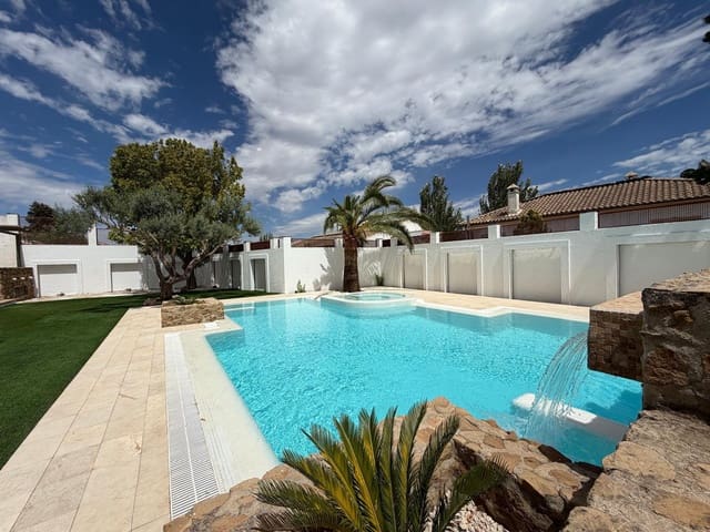 4 bedroom Semi-detached Villa for holiday rental in Ronda with pool garage - € 2,000 (Ref: 10004835)