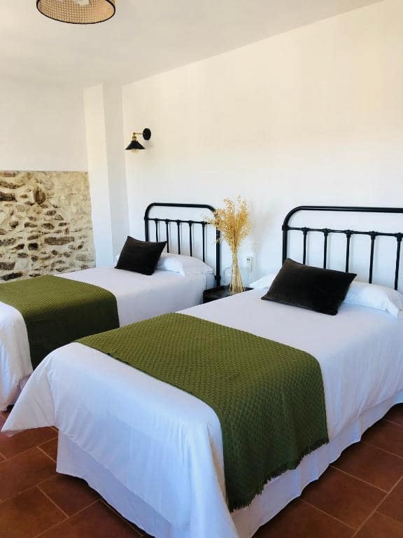 3 bedroom Townhouse for sale in Setenil de las Bodegas - € 190,900 (Ref: 9829965)