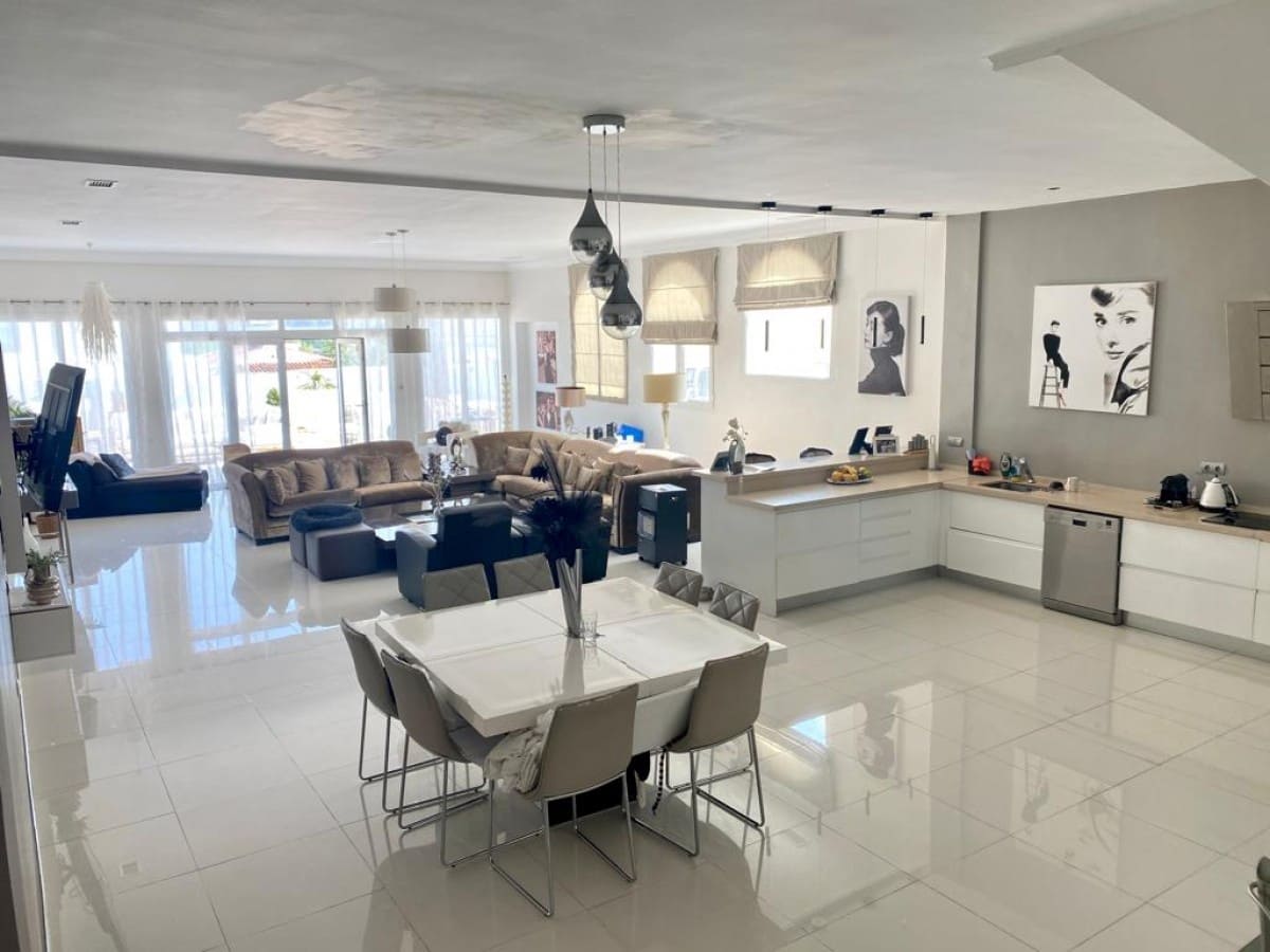 4 soverom Villa til salgs i Nueva Andalucia med svømmebasseng garasje - € 1 695 000 (Ref: 5260587)