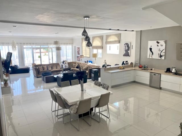 4 soverom Villa til salgs i Nueva Andalucia, Marbella med svømmebasseng garasje - € 1 695 000 (Ref: 5260587)