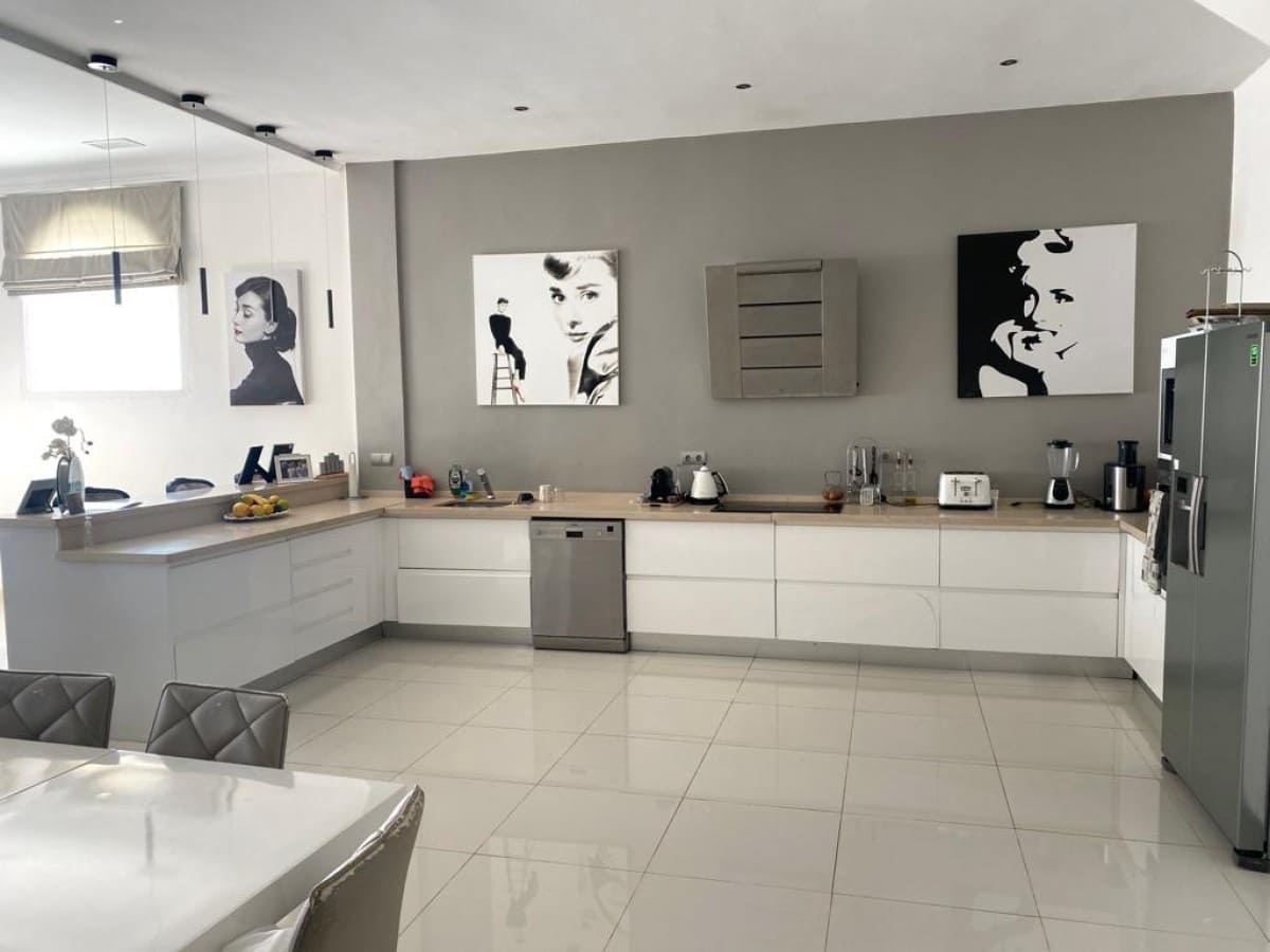 4 soverom Villa til salgs i Nueva Andalucia med svømmebasseng garasje - € 1 695 000 (Ref: 5260587)