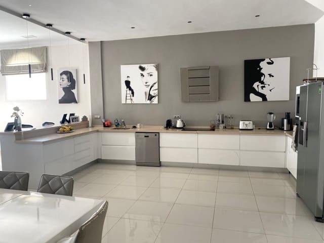 4 soverom Villa til salgs i Nueva Andalucia, Marbella med svømmebasseng garasje - € 1 695 000 (Ref: 5260587)