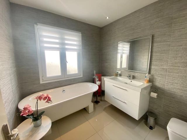 4 soverom Villa til salgs i Nueva Andalucia, Marbella med svømmebasseng garasje - € 1 695 000 (Ref: 5260587)