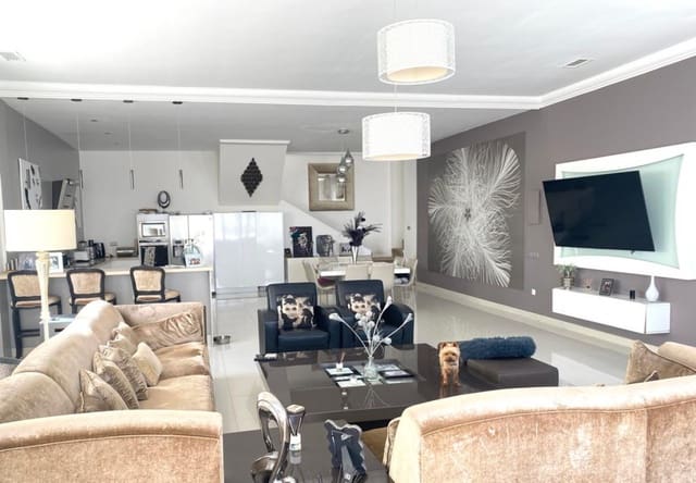 4 soverom Villa til salgs i Nueva Andalucia, Marbella med svømmebasseng garasje - € 1 695 000 (Ref: 5260587)