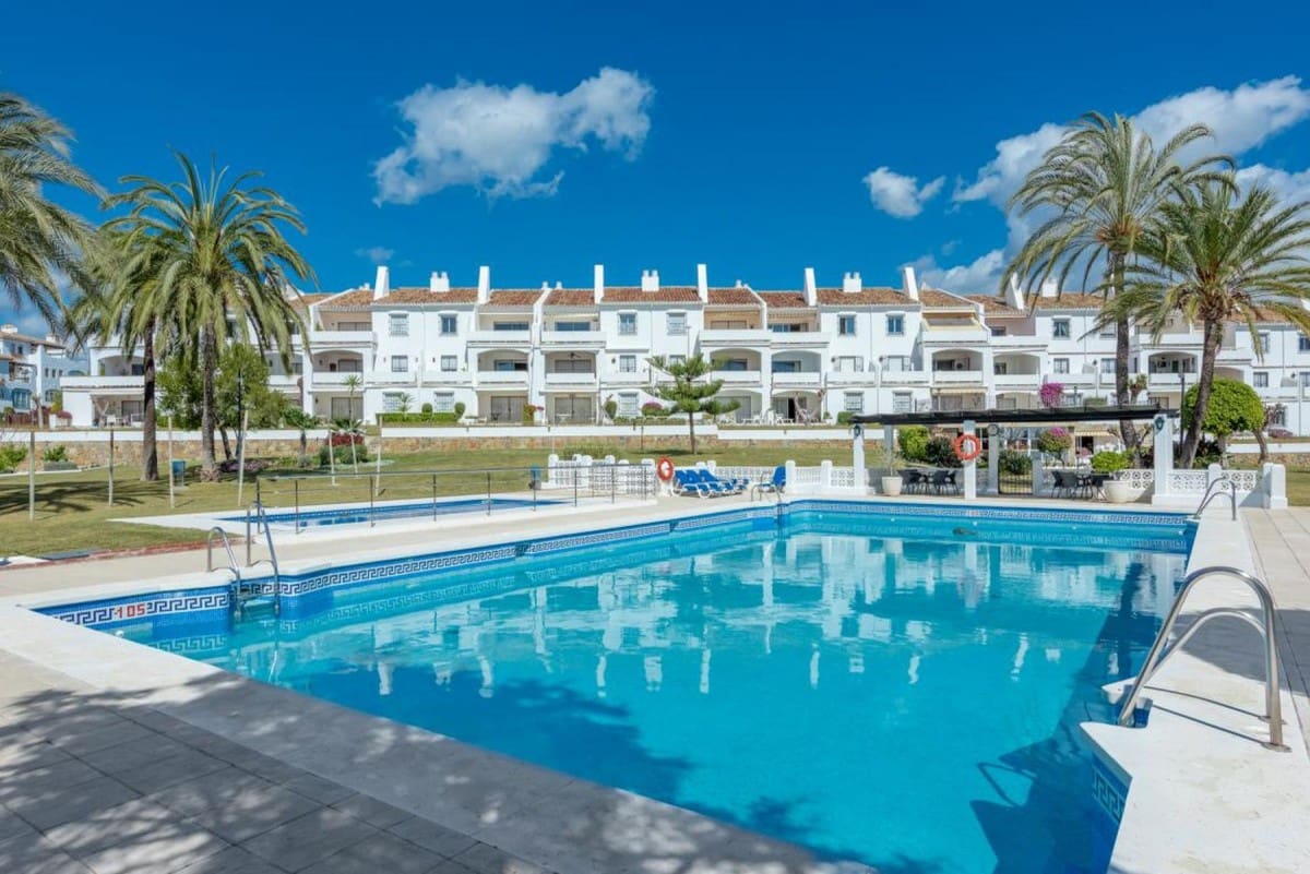 3 bedroom Apartment for sale in Nueva Andalucia with pool garage - € 895,000 (Ref: 5260706)