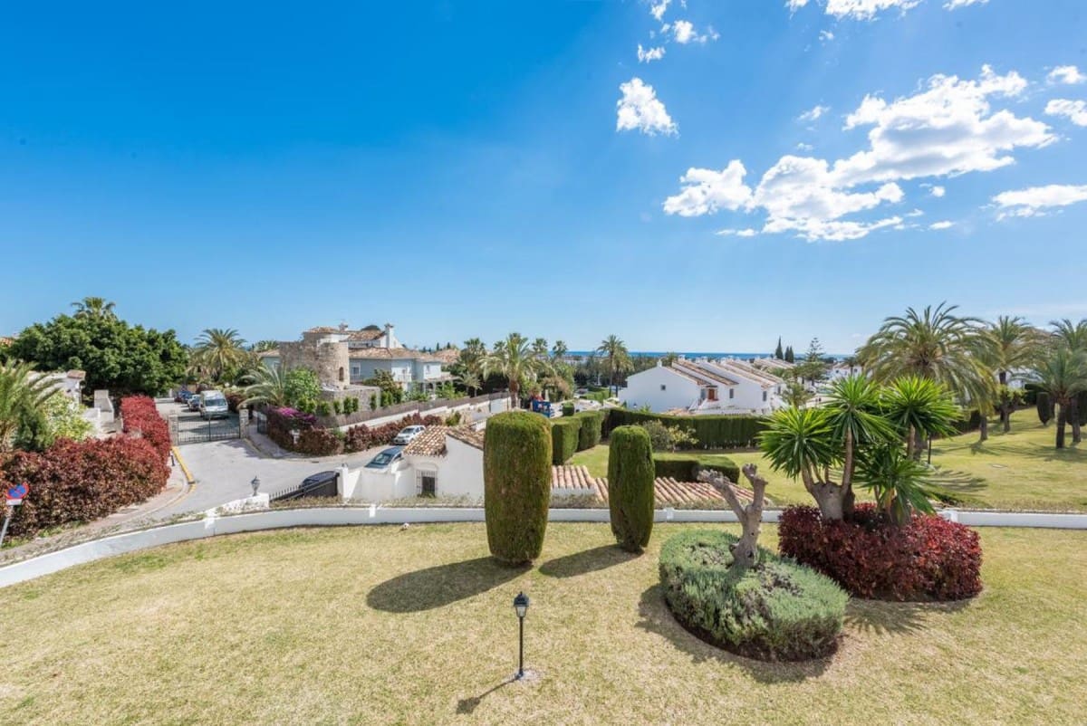 3 bedroom Apartment for sale in Nueva Andalucia with pool garage - € 895,000 (Ref: 5260706)