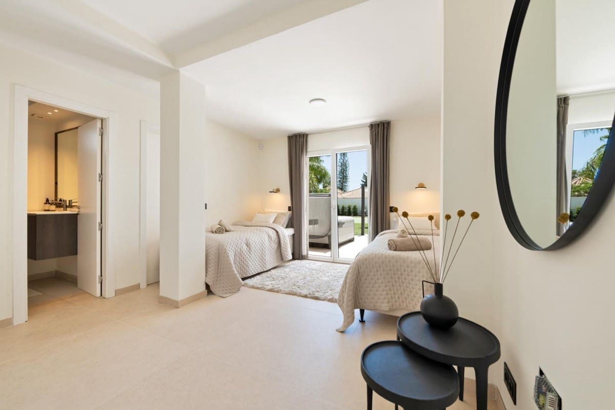 6 soveværelse Villa til salg i Nueva Andalucia med swimmingpool garage - € 3.995.000 (Ref: 5929105)