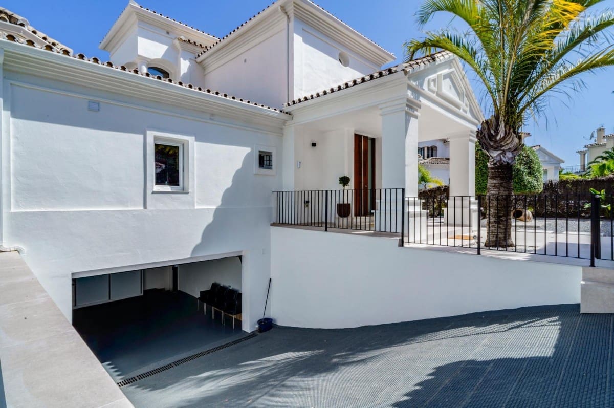 6 soveværelse Villa til salg i Nueva Andalucia med swimmingpool garage - € 3.995.000 (Ref: 5929105)