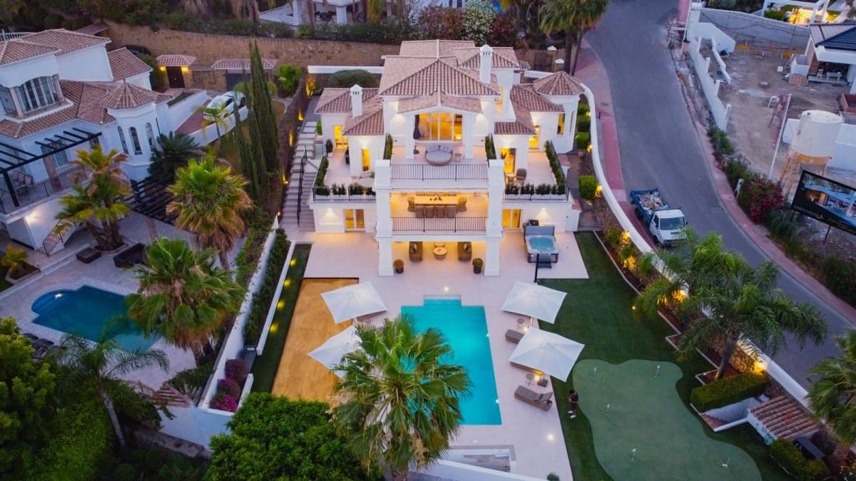 6 soveværelse Villa til salg i Nueva Andalucia med swimmingpool garage - € 3.995.000 (Ref: 5929105)