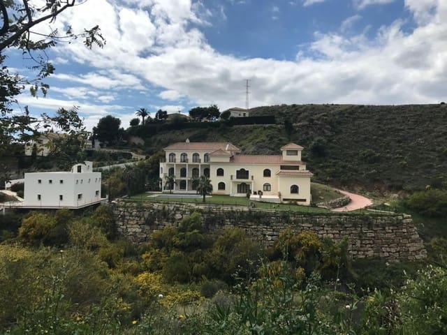 7 makuuhuone Huvila myytävänä paikassa El Paraiso, Estepona mukana uima-altaan 
autotalli - 4 595 000 € (Ref: 7431015)