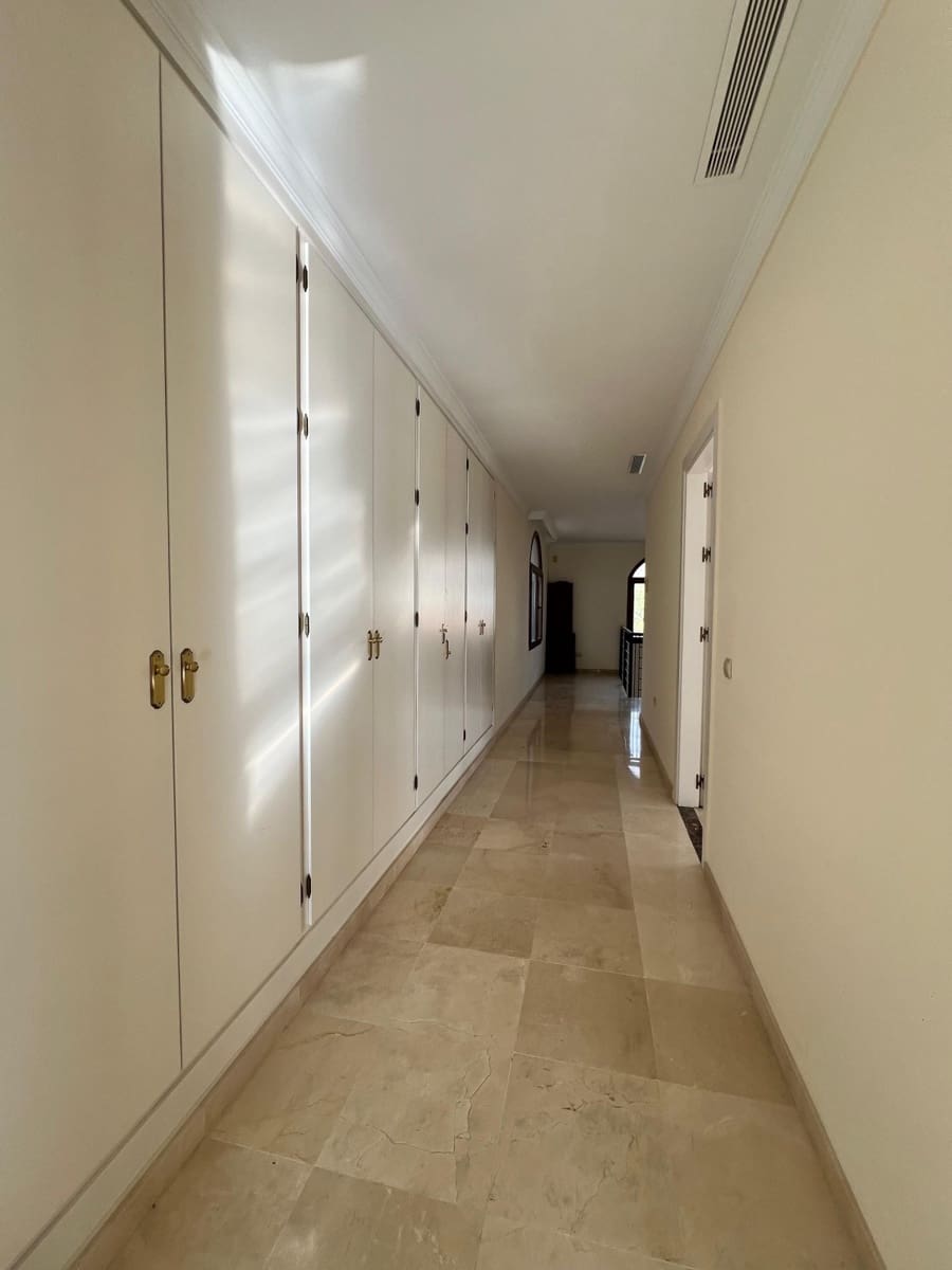 7 makuuhuone Huvila myytävänä paikassa El Paraiso mukana uima-altaan 
autotalli - 4 595 000 € (Ref: 7431015)