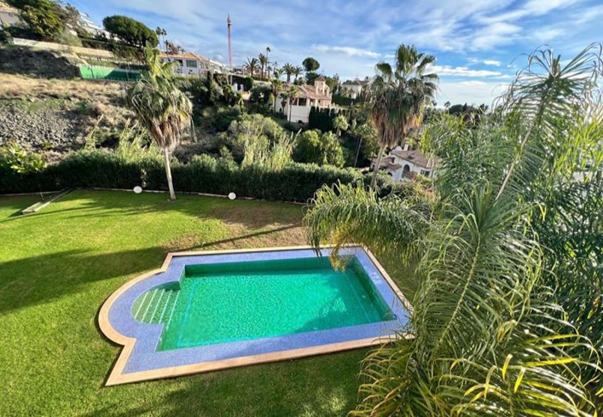 7 makuuhuone Huvila myytävänä paikassa El Paraiso mukana uima-altaan 
autotalli - 4 595 000 € (Ref: 7431015)