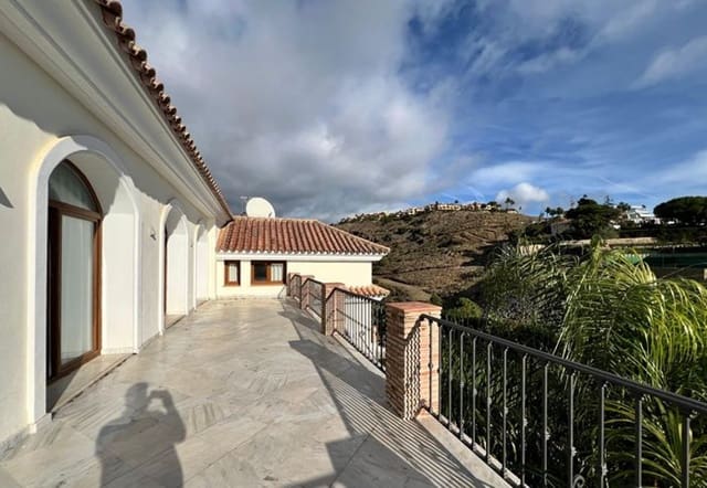 7 makuuhuone Huvila myytävänä paikassa El Paraiso, Estepona mukana uima-altaan 
autotalli - 4 595 000 € (Ref: 7431015)