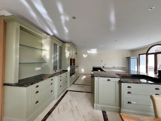 7 makuuhuone Huvila myytävänä paikassa El Paraiso, Estepona mukana uima-altaan 
autotalli - 4 595 000 € (Ref: 7431015)