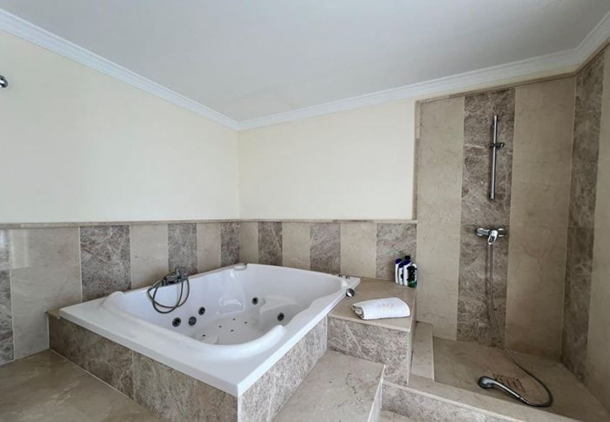 7 makuuhuone Huvila myytävänä paikassa El Paraiso mukana uima-altaan 
autotalli - 4 595 000 € (Ref: 7431015)