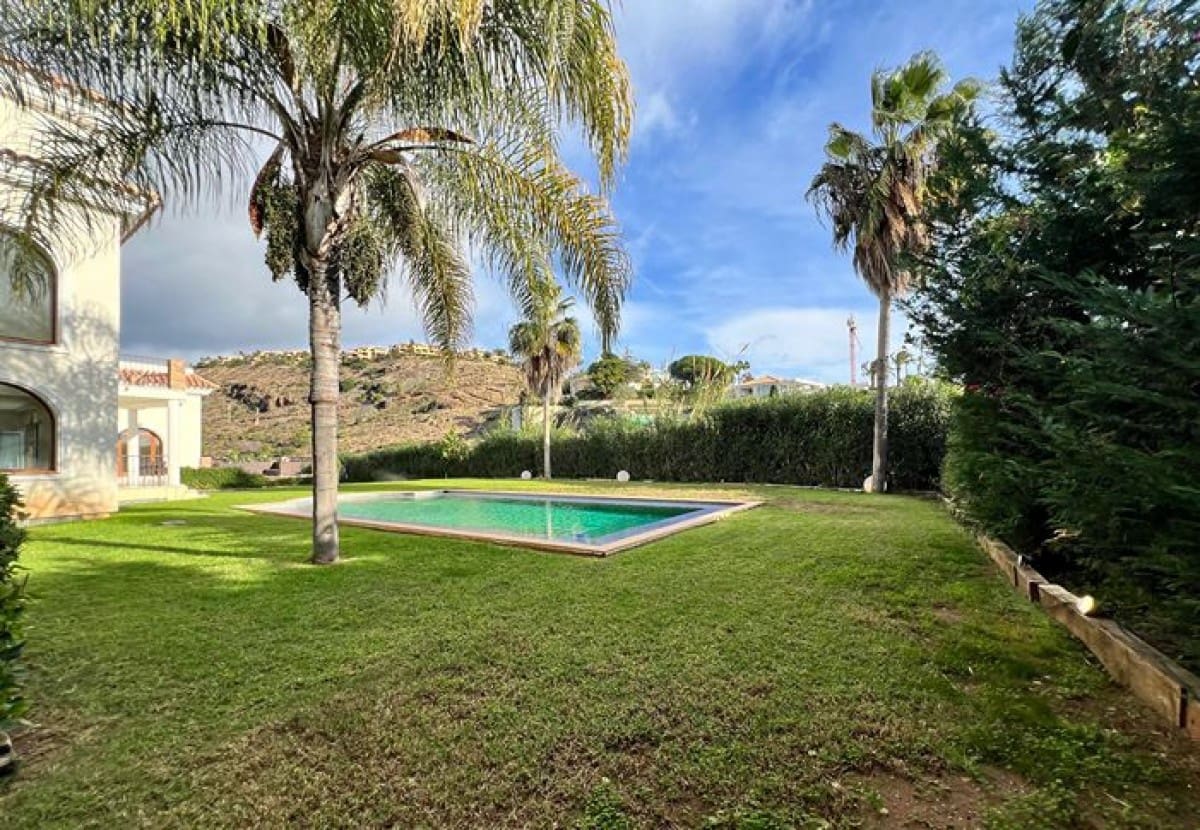 7 makuuhuone Huvila myytävänä paikassa El Paraiso mukana uima-altaan 
autotalli - 4 595 000 € (Ref: 7431015)