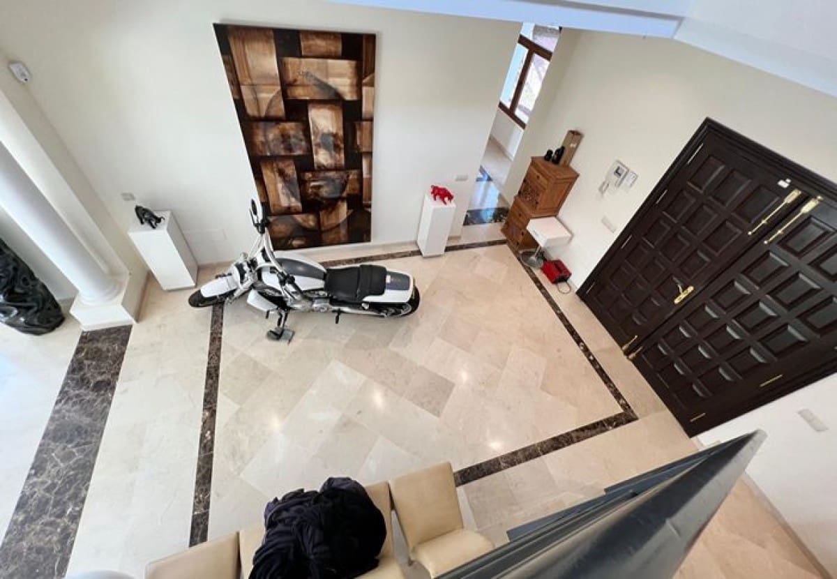 7 makuuhuone Huvila myytävänä paikassa El Paraiso mukana uima-altaan 
autotalli - 4 595 000 € (Ref: 7431015)