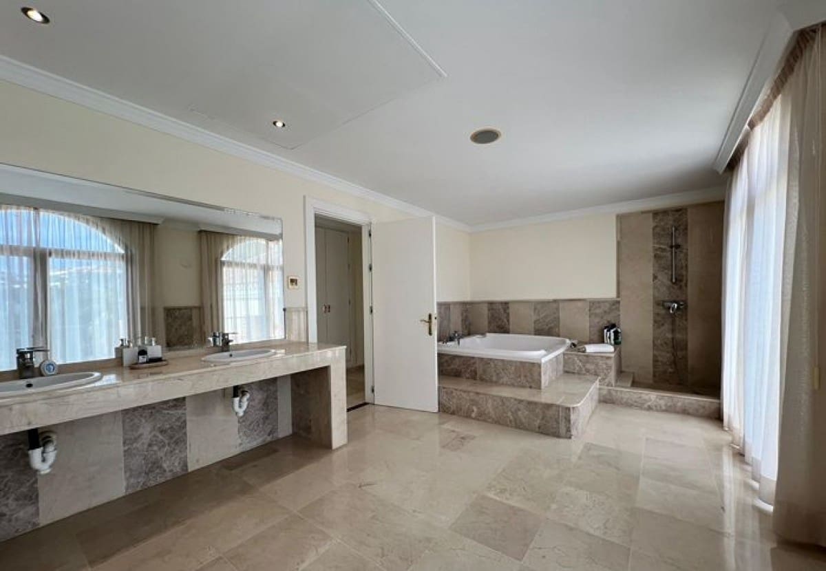 7 makuuhuone Huvila myytävänä paikassa El Paraiso mukana uima-altaan 
autotalli - 4 595 000 € (Ref: 7431015)