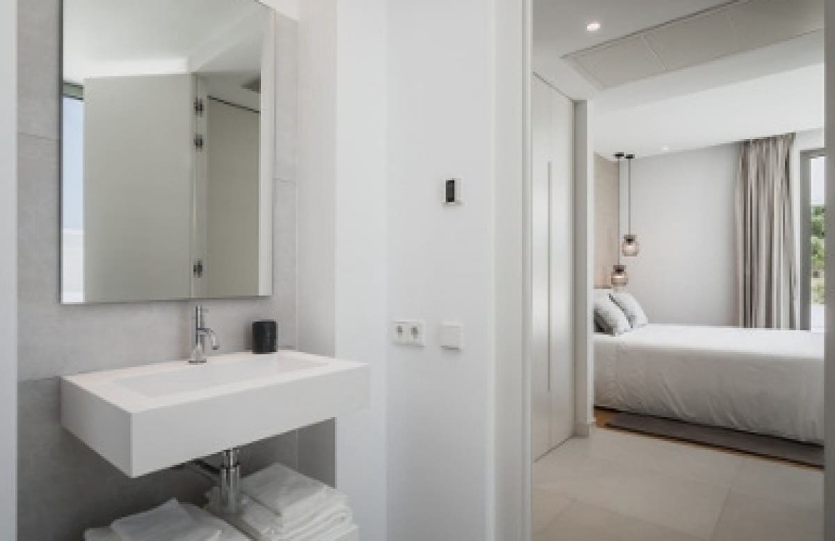 4 soveværelse Villa til salg i El Paraiso med swimmingpool garage - € 2.395.000 (Ref: 7500422)