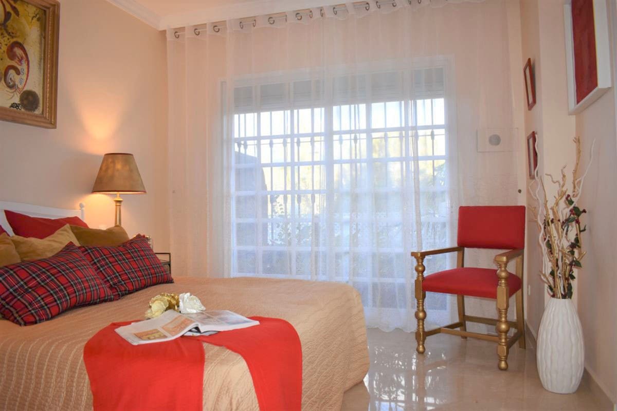 2 bedroom Apartment for sale in Nueva Andalucia with pool - € 550,000 (Ref: 7582437)