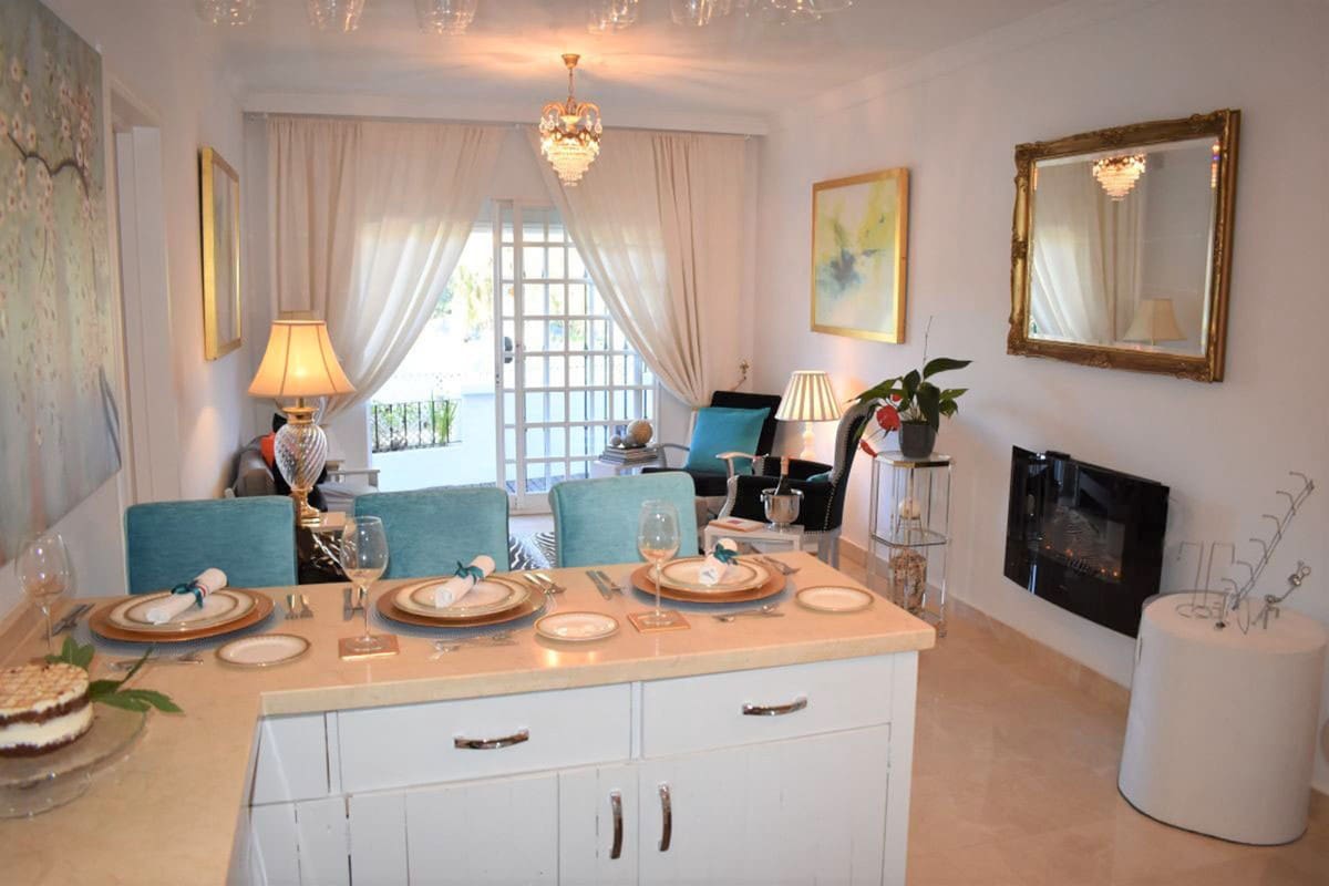 2 bedroom Apartment for sale in Nueva Andalucia with pool - € 550,000 (Ref: 7582437)