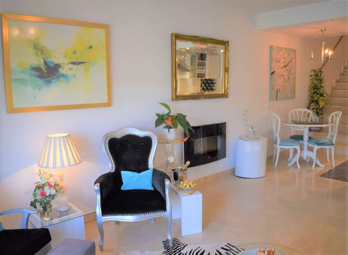 2 bedroom Apartment for sale in Nueva Andalucia with pool - € 550,000 (Ref: 7582437)