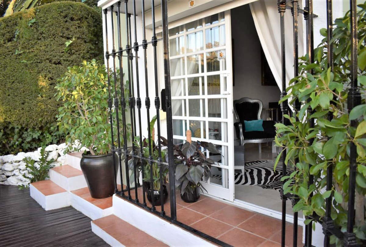 2 bedroom Apartment for sale in Nueva Andalucia with pool - € 550,000 (Ref: 7582437)