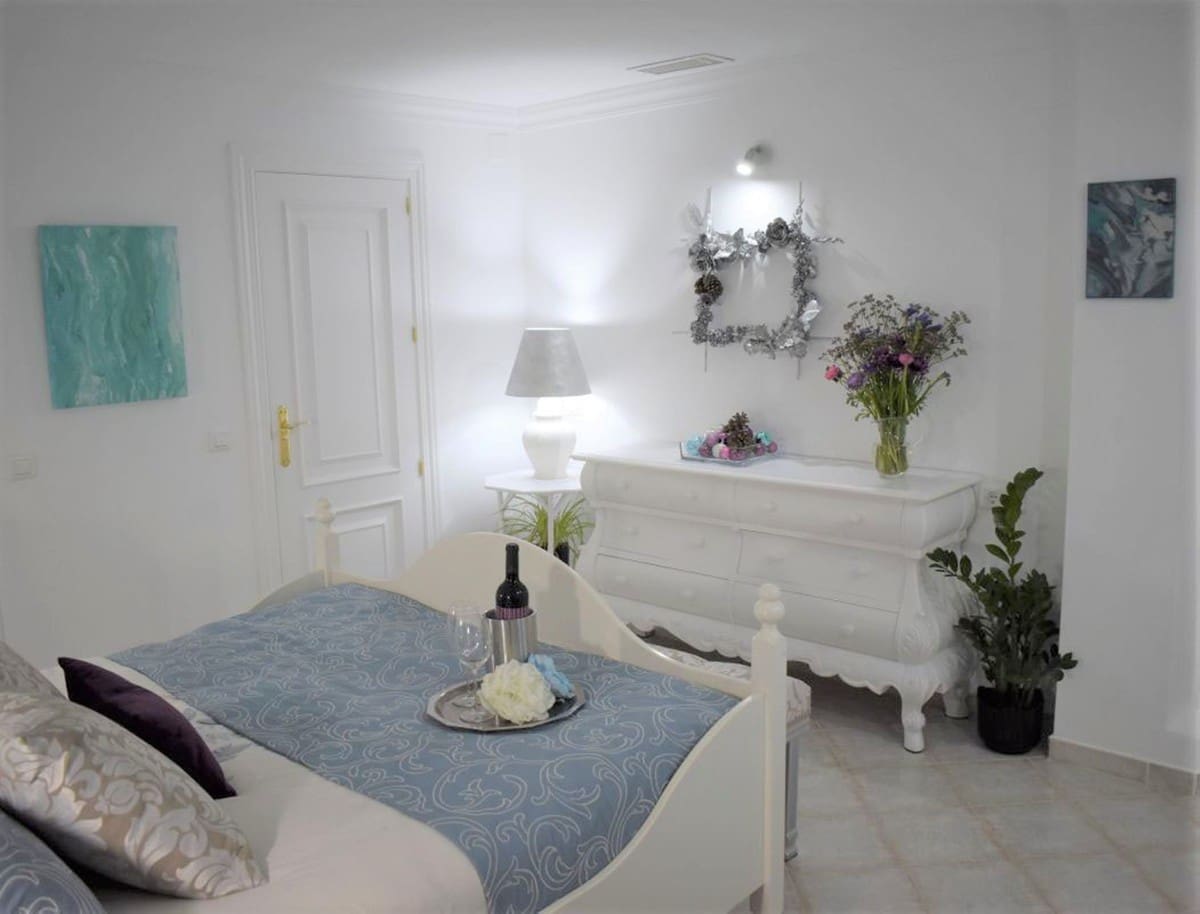 2 bedroom Apartment for sale in Nueva Andalucia with pool - € 550,000 (Ref: 7582437)