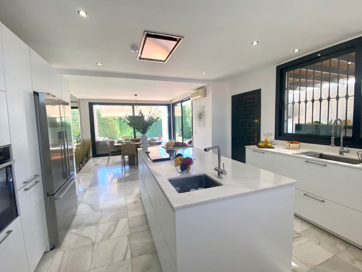 6 soverom Villa til salgs i Nueva Andalucia med svømmebasseng garasje - € 1 449 500 (Ref: 7670406)