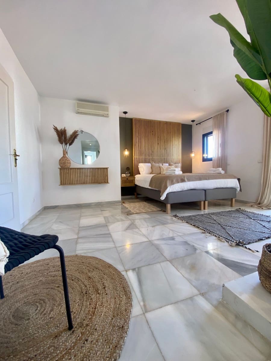 6 soverom Villa til salgs i Nueva Andalucia med svømmebasseng garasje - € 1 449 500 (Ref: 7670406)