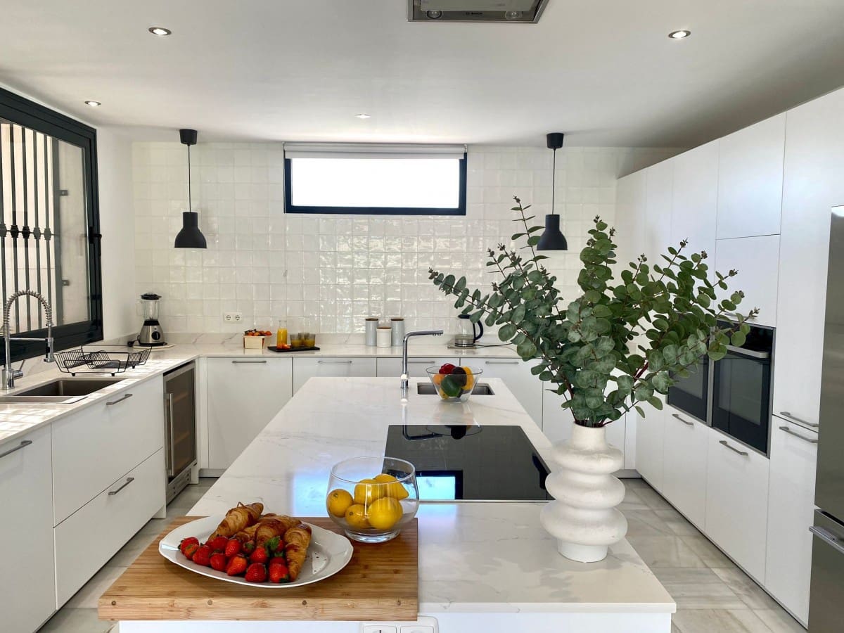 6 soverom Villa til salgs i Nueva Andalucia med svømmebasseng garasje - € 1 449 500 (Ref: 7670406)