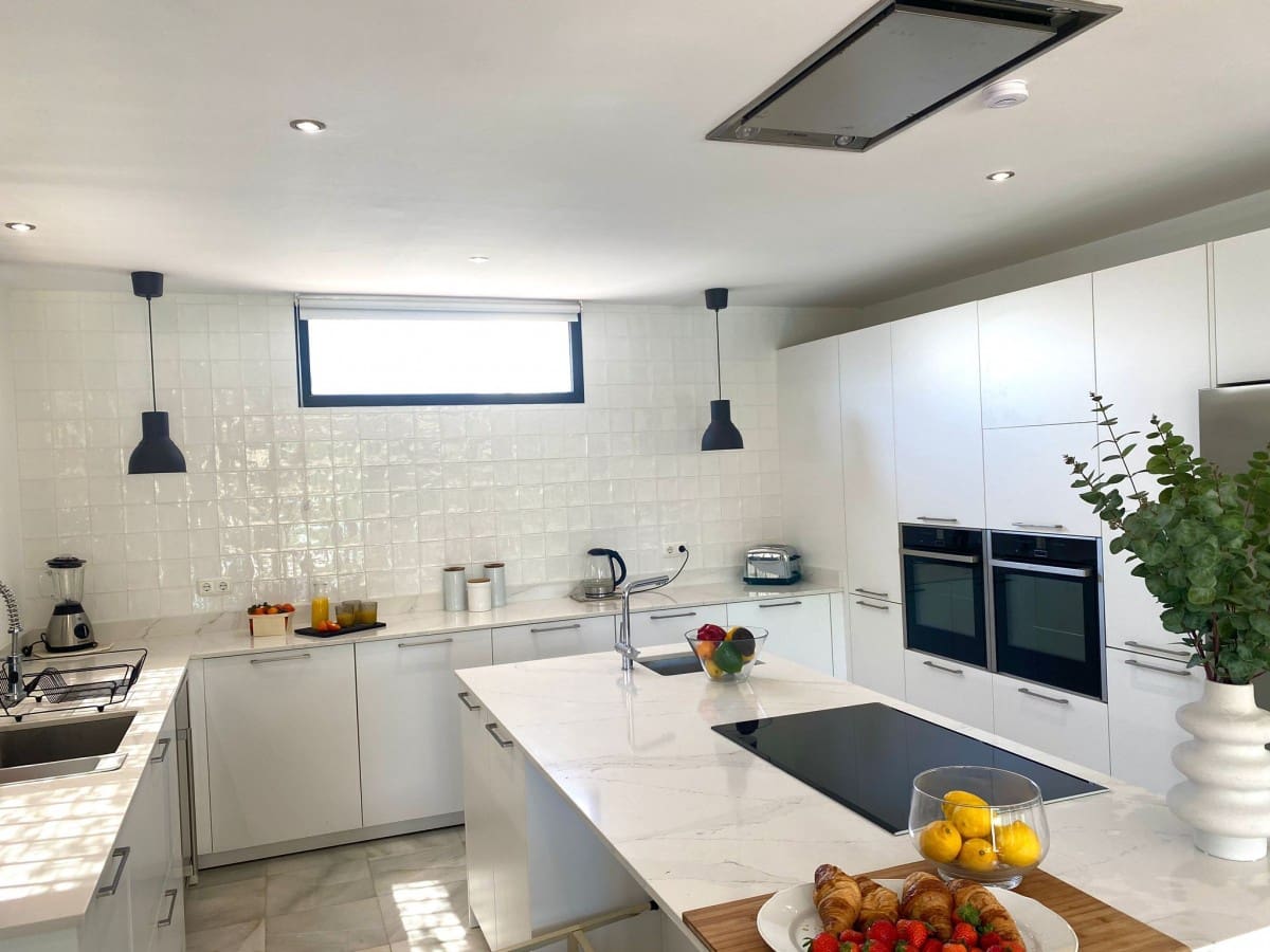 6 soverom Villa til salgs i Nueva Andalucia med svømmebasseng garasje - € 1 449 500 (Ref: 7670406)