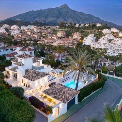 5 makuuhuone Huvila myytävänä paikassa Nueva Andalucia, Marbella mukana uima-altaan 
autotalli - 3 895 000 € (Ref: 9425937)