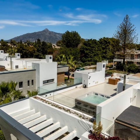 5 sypialnia Willa na sprzedaż w Puerto Banus, Marbella z basenem garażem - 2 750 000 € (Ref: 9425938)