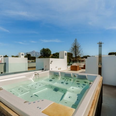 5 sypialnia Willa na sprzedaż w Puerto Banus, Marbella z basenem garażem - 2 750 000 € (Ref: 9425938)